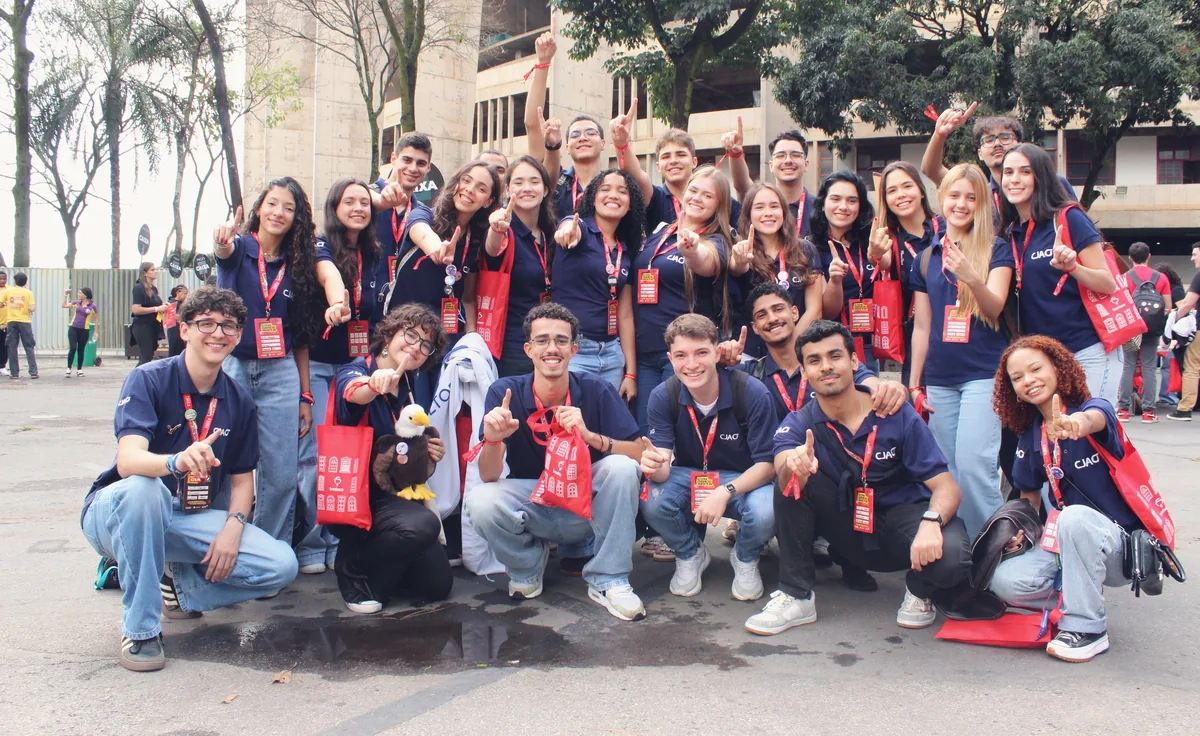 O time da CJA reunido ao ar livre, de polo azul-marinho